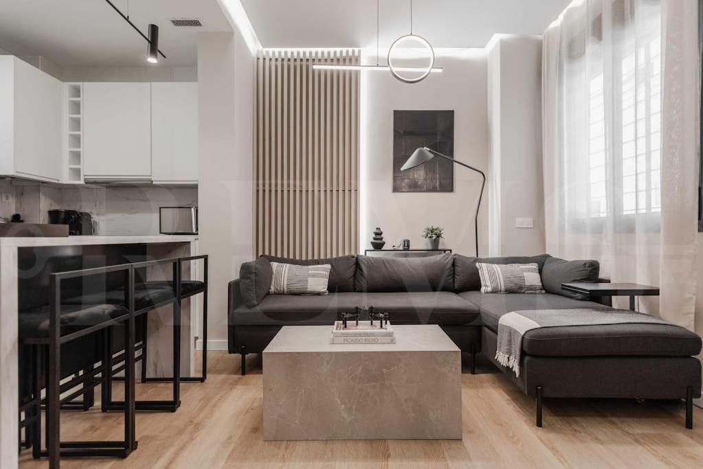 Contemporary Minimalist Apartment By Rems 말라가 외부 사진