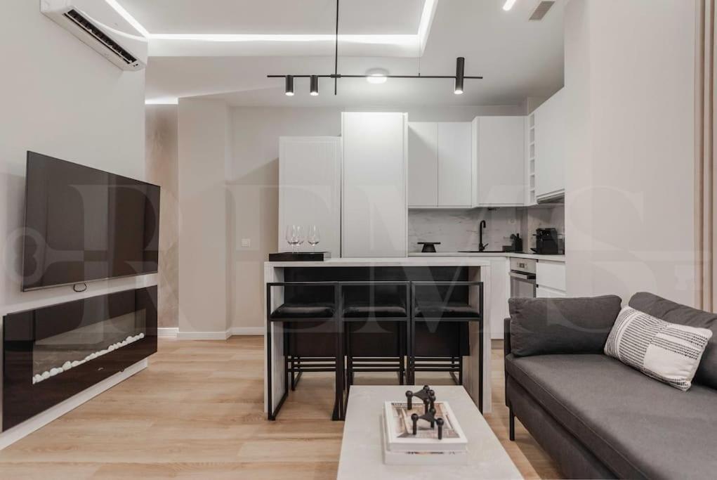 Contemporary Minimalist Apartment By Rems 말라가 외부 사진